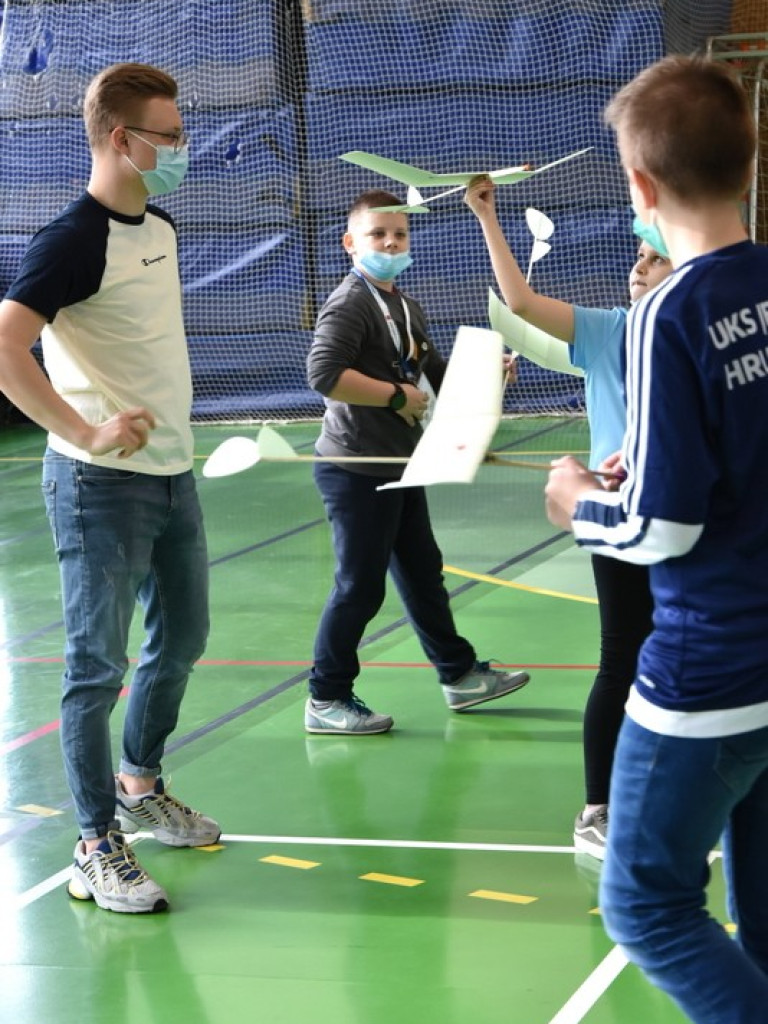 Hrubieszów: Wyniki XIV Ogólnopolskich Zawodów Modeli Szybowców Halowych klasy F1N - ZDJĘCIA, WIDEO