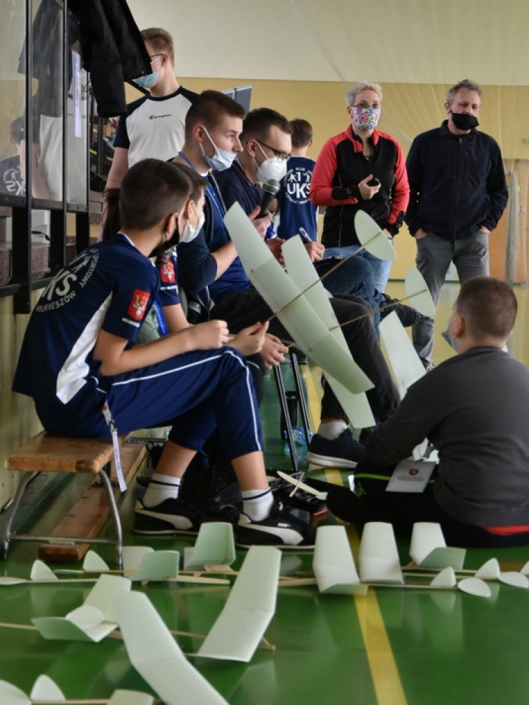 Hrubieszów: Wyniki XIV Ogólnopolskich Zawodów Modeli Szybowców Halowych klasy F1N - ZDJĘCIA, WIDEO