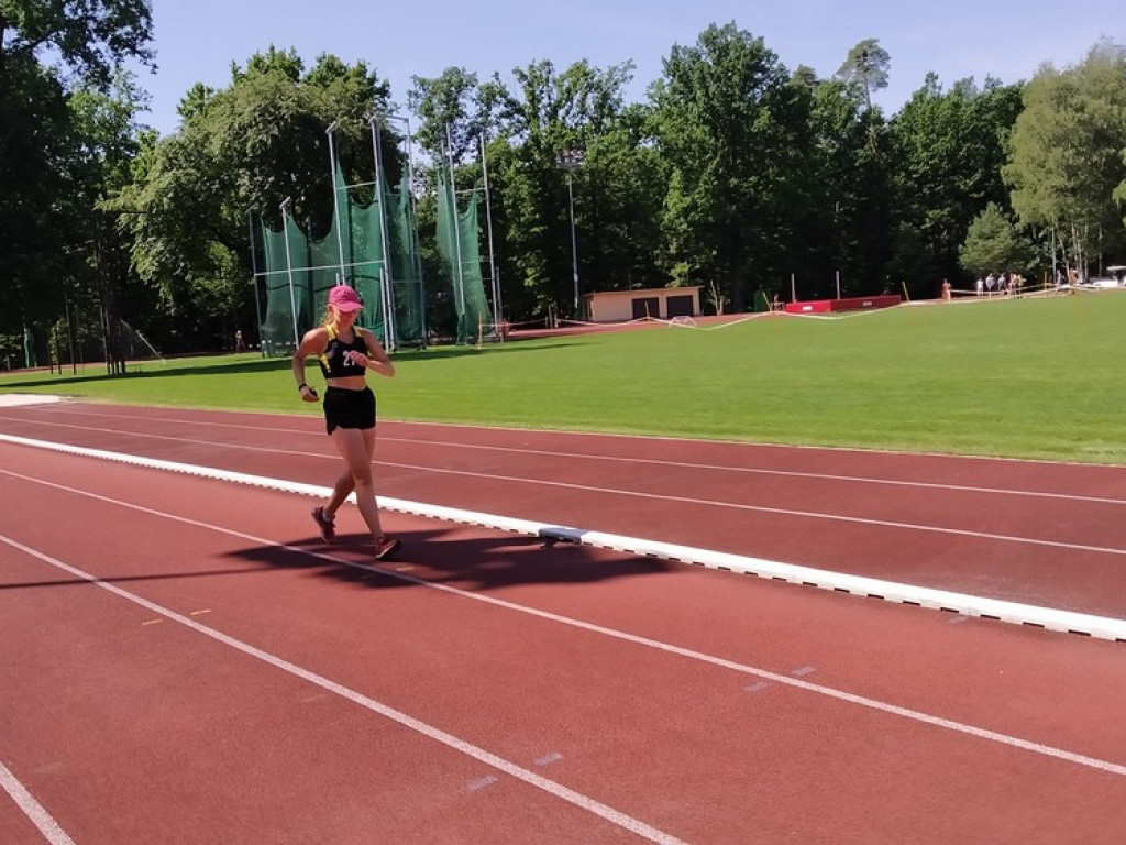 Rozmowa z Karoliną Tarnowską brązową medalistką Halowych Mistrzostwa Polski Juniorek w chodzie sportowym - ZDJĘCIA