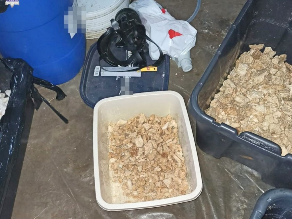 Narkotykowe laboratorium na terenie hodowli psów - WIDEO, ZDJĘCIA