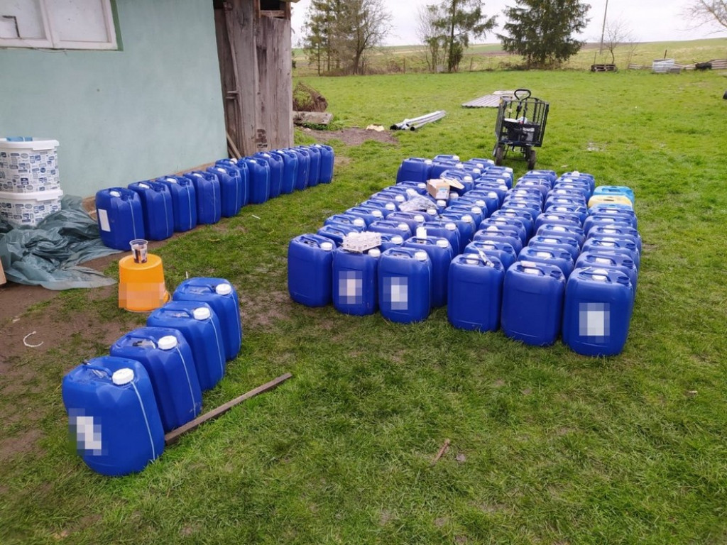 Narkotykowe laboratorium na terenie hodowli psów - WIDEO, ZDJĘCIA