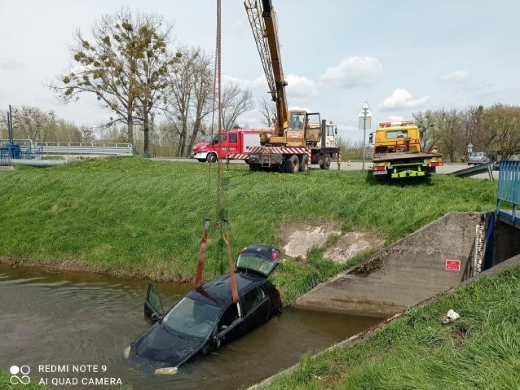 Hrubieszów: Samochód osobowy wpadł do Ulgi - ZDJĘCIA