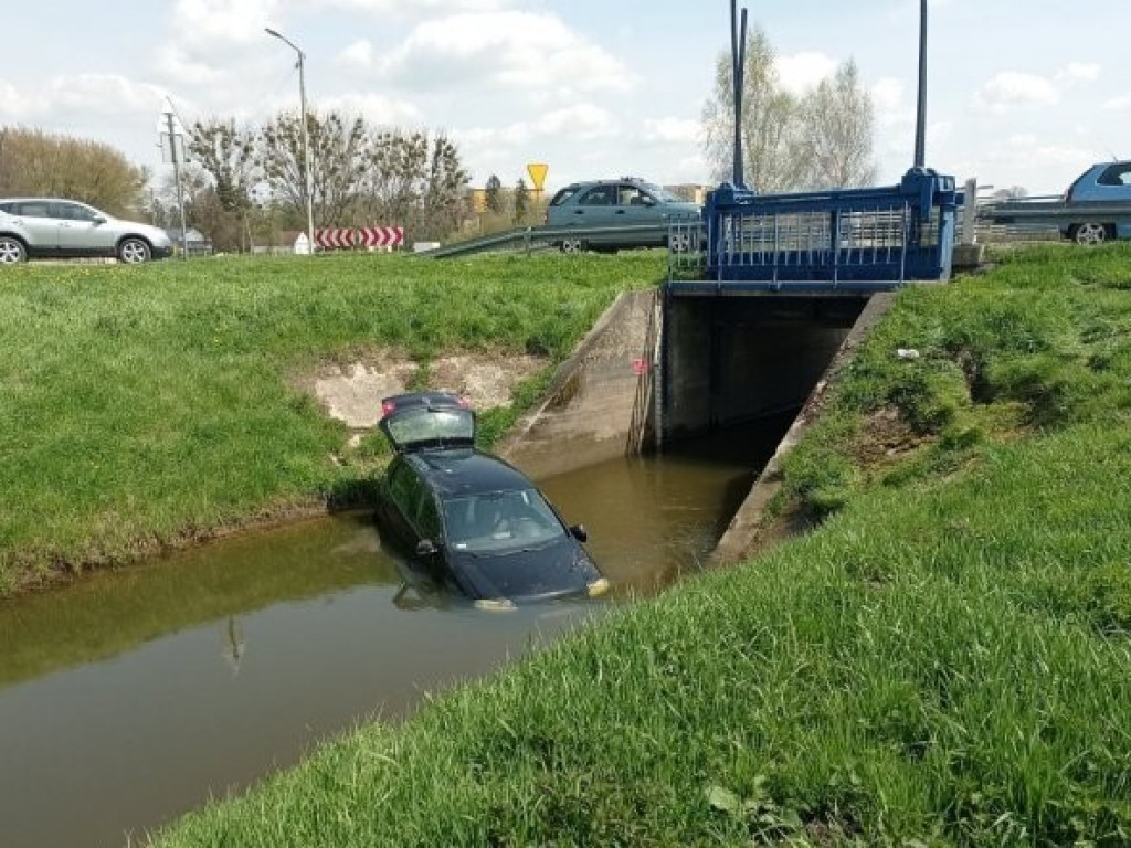 Hrubieszów: Samochód osobowy wpadł do Ulgi - ZDJĘCIA