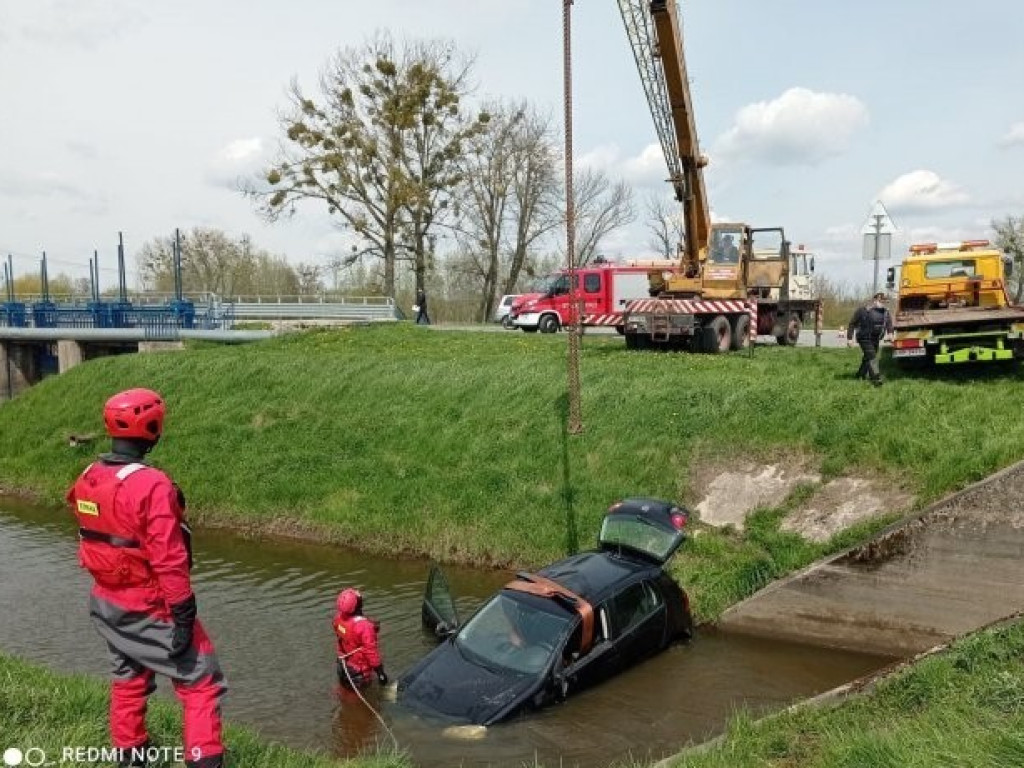 Hrubieszów: Samochód osobowy wpadł do Ulgi - ZDJĘCIA