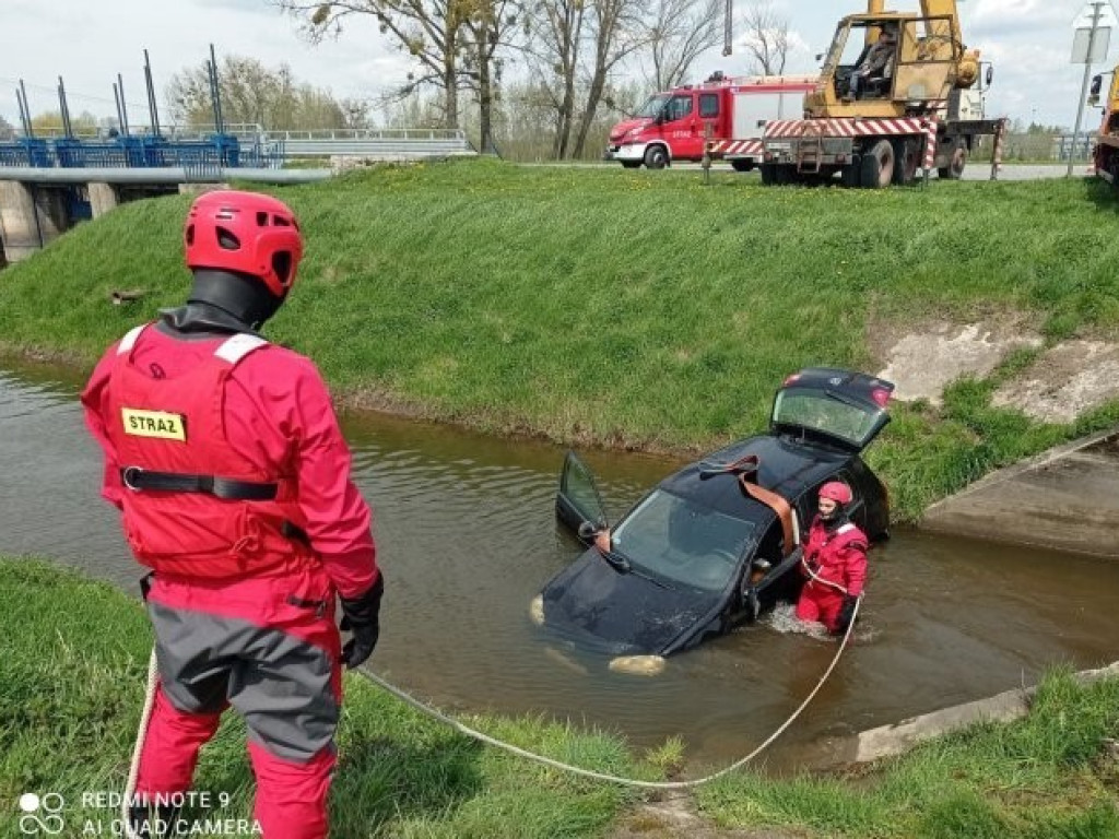 Hrubieszów: Samochód osobowy wpadł do Ulgi - ZDJĘCIA