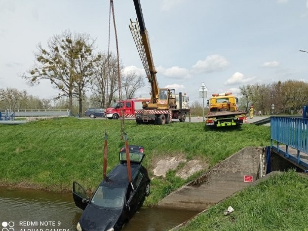 Hrubieszów: Samochód osobowy wpadł do Ulgi - ZDJĘCIA