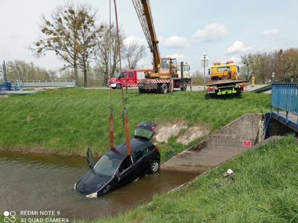 Hrubieszów: Samochód osobowy wpadł do Ulgi - ZDJĘCIA