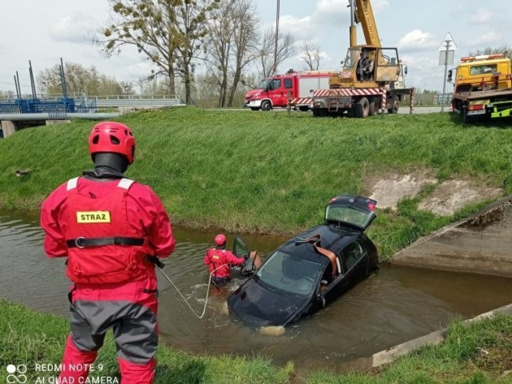 Hrubieszów: Samochód osobowy wpadł do Ulgi - ZDJĘCIA