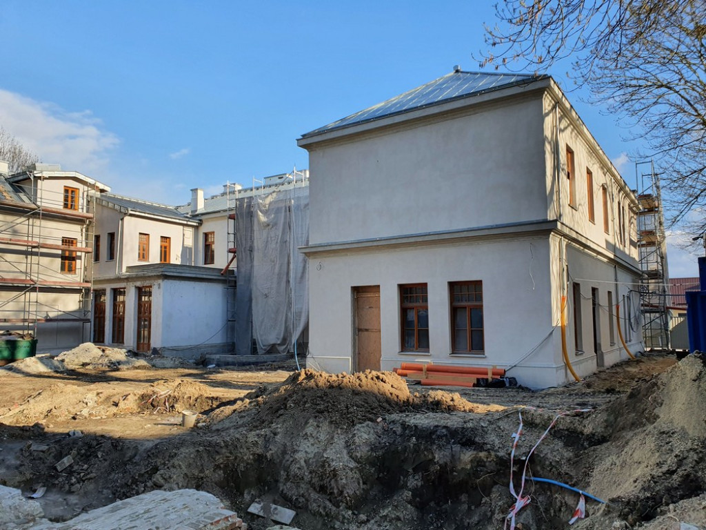 Hrubieszów: Remont budynku Syndykatu Rolniczego c.d. - ZDJĘCIA