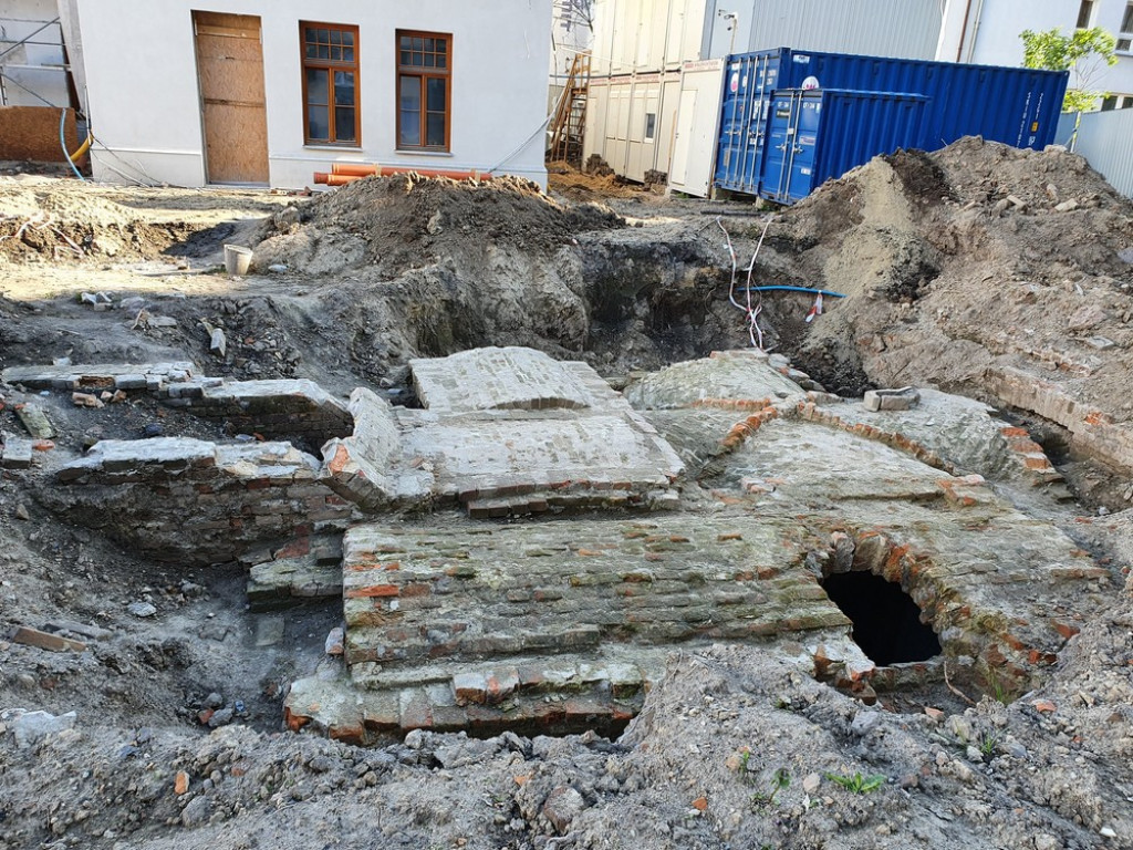 Hrubieszów: Remont budynku Syndykatu Rolniczego c.d. - ZDJĘCIA