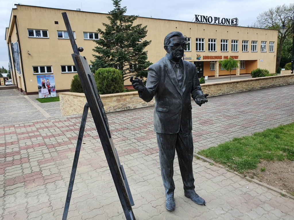 Hrubieszów: Pomnik prof. Zina stanął przed HDK - ZDJĘCIA