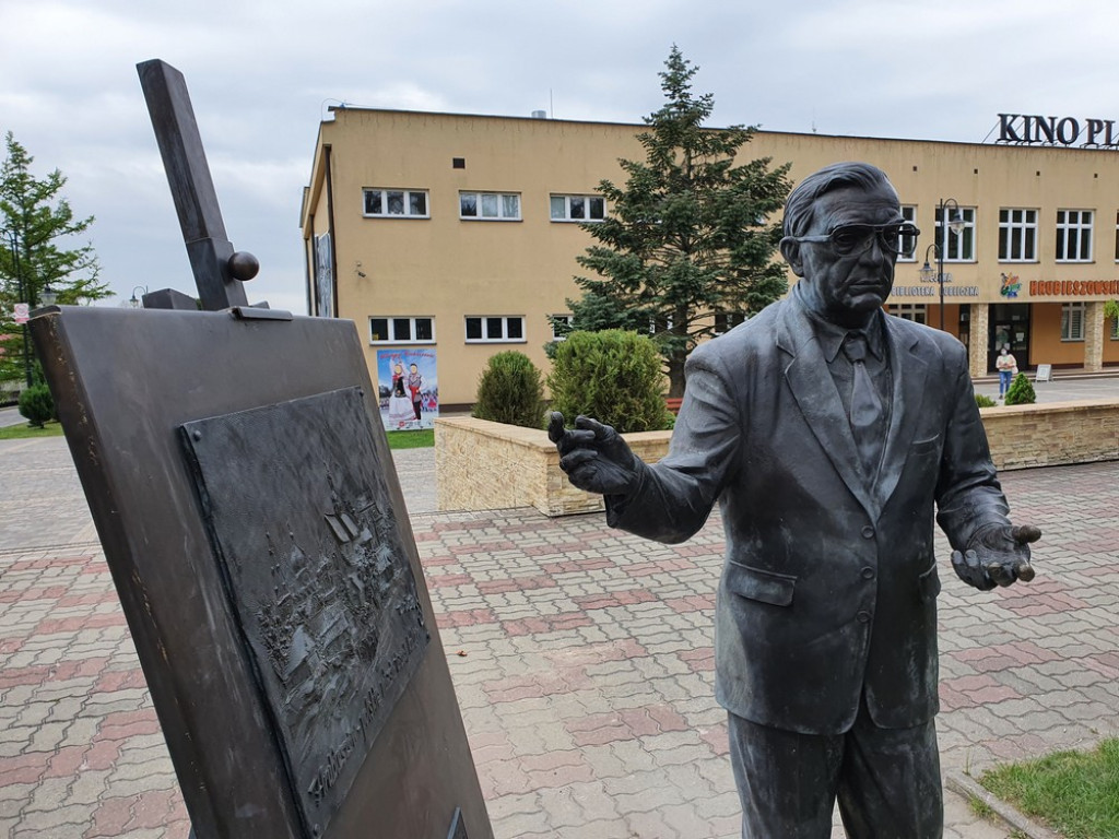 Hrubieszów: Pomnik prof. Zina stanął przed HDK - ZDJĘCIA