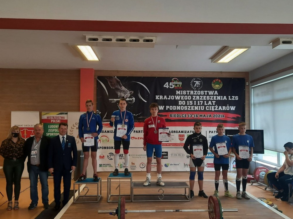 Oliwia Dziewiczkiewicz i Ryszard Poznański z medalami Mistrzostw Polski LZS w podnoszeniu ciężarów - ZDJĘCIA