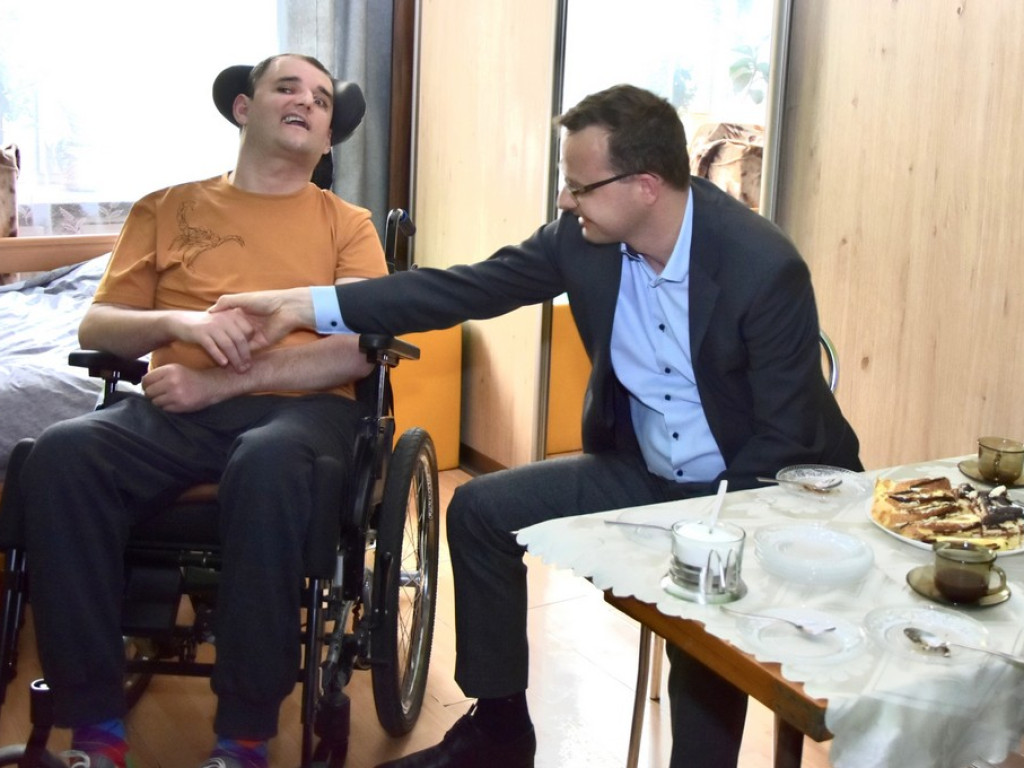 Pomoc dla niepełnosprawnego Michała - wizyta wiceministra sprawiedliwości Marcina Romanowskiego w Hrubieszowie - ZDJĘCIA, WIDEO