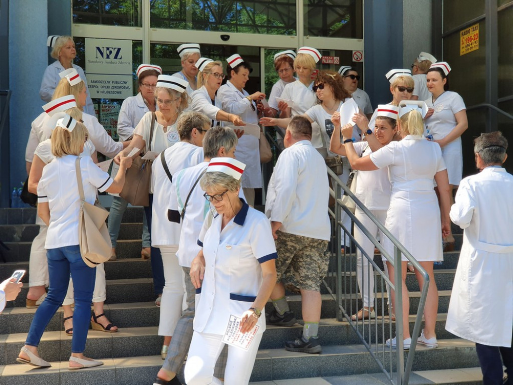 Hrubieszów: Strajk ostrzegawczy pielęgniarek i położnych - ZDJĘCIA, WIDEO