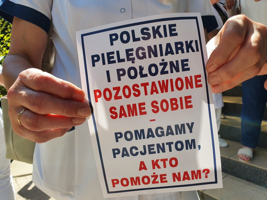 Hrubieszów: Strajk ostrzegawczy pielęgniarek i położnych - ZDJĘCIA, WIDEO