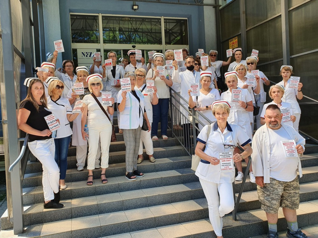 Hrubieszów: Strajk ostrzegawczy pielęgniarek i położnych - ZDJĘCIA, WIDEO