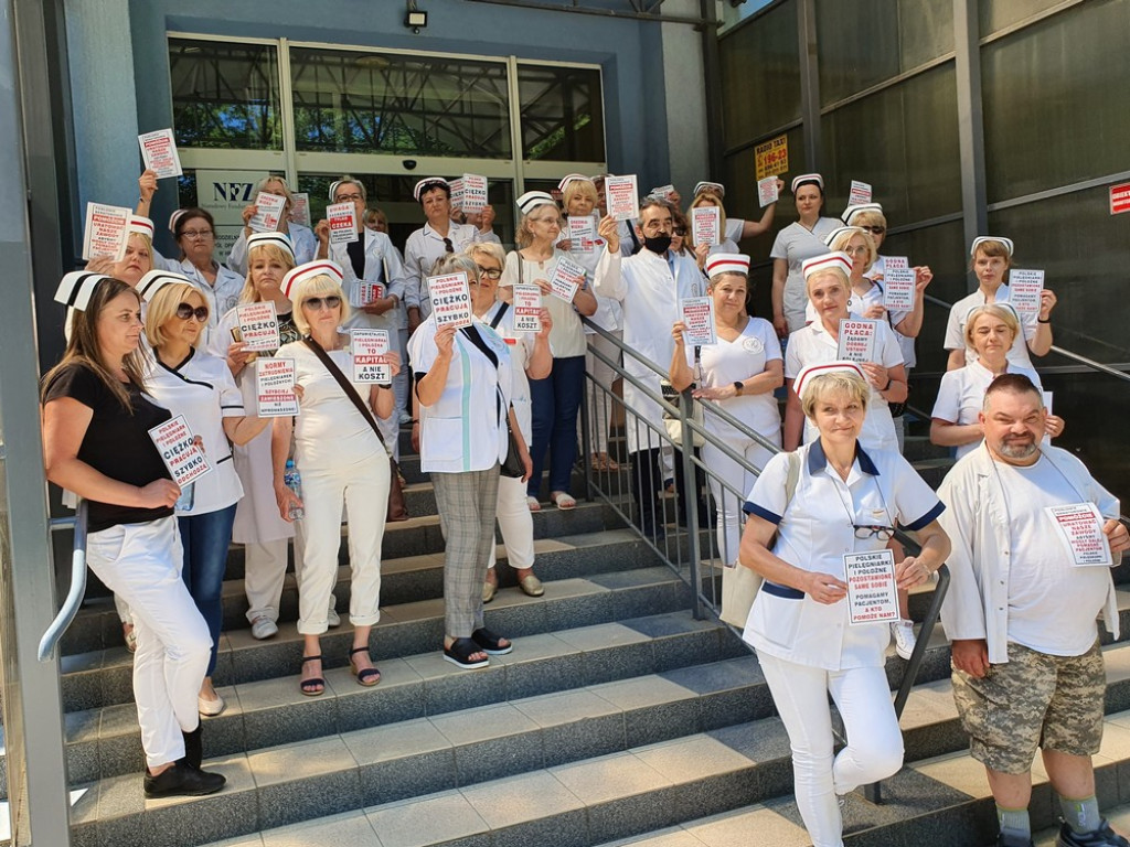 Hrubieszów: Strajk ostrzegawczy pielęgniarek i położnych - ZDJĘCIA, WIDEO