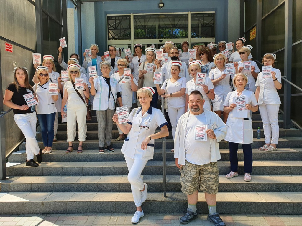 Hrubieszów: Strajk ostrzegawczy pielęgniarek i położnych - ZDJĘCIA, WIDEO