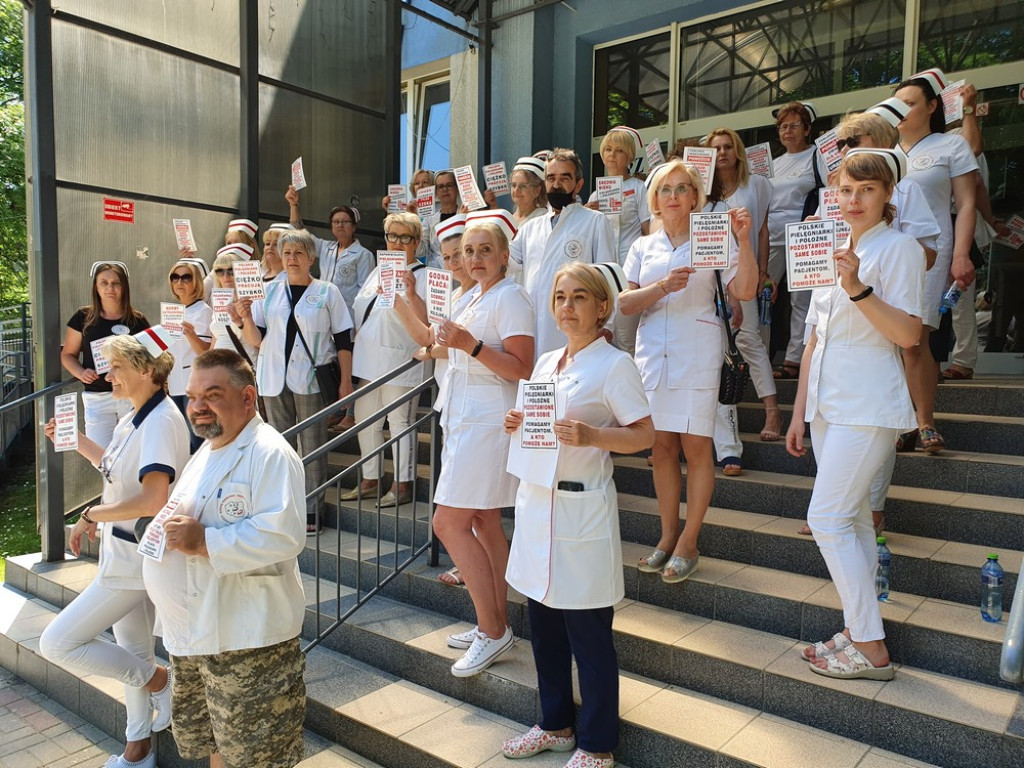 Hrubieszów: Strajk ostrzegawczy pielęgniarek i położnych - ZDJĘCIA, WIDEO