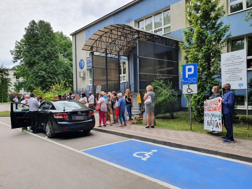Otwarcie zmodernizowanych oddziałów w hrubieszowskim szpitalu. Protest przed budynkiem - ZDJĘCIA