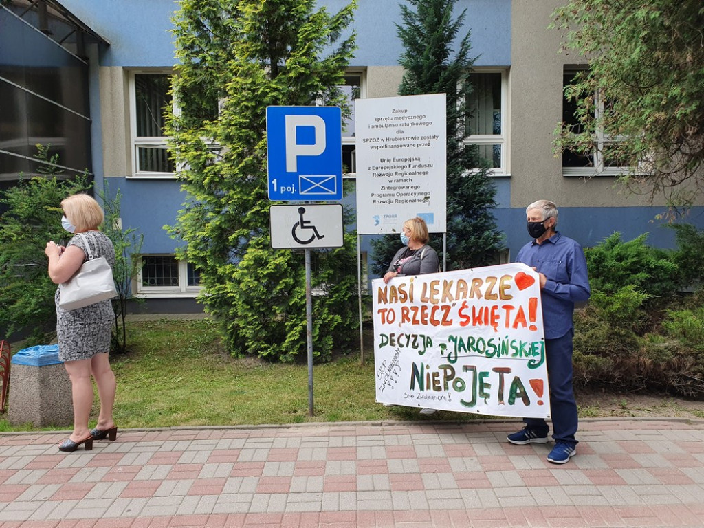 Otwarcie zmodernizowanych oddziałów w hrubieszowskim szpitalu. Protest przed budynkiem - ZDJĘCIA