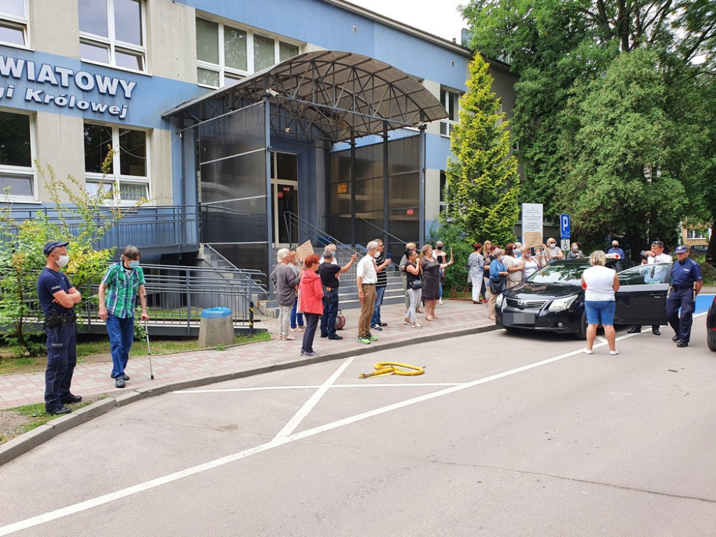 Otwarcie zmodernizowanych oddziałów w hrubieszowskim szpitalu. Protest przed budynkiem - ZDJĘCIA
