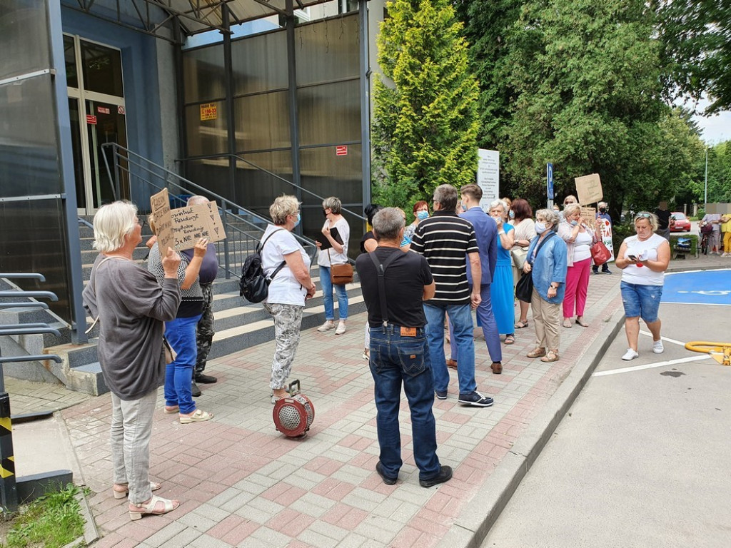 Otwarcie zmodernizowanych oddziałów w hrubieszowskim szpitalu. Protest przed budynkiem - ZDJĘCIA