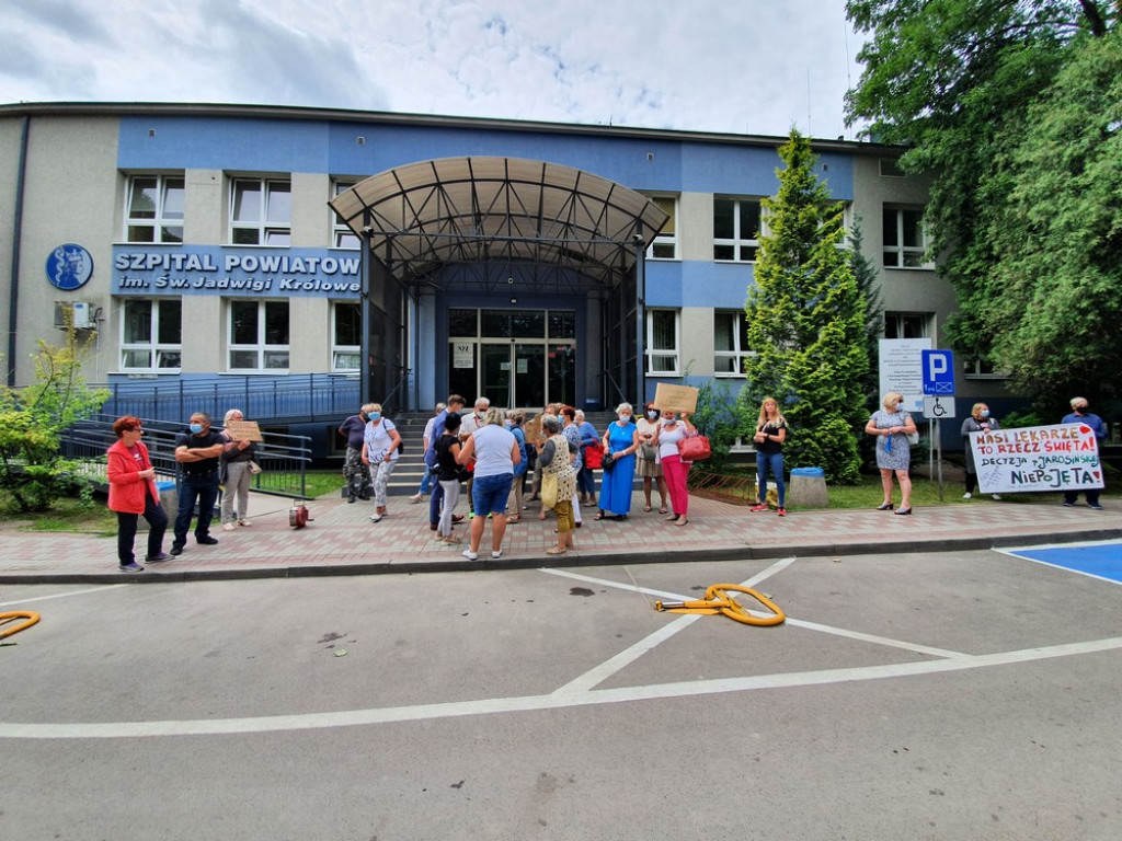 Otwarcie zmodernizowanych oddziałów w hrubieszowskim szpitalu. Protest przed budynkiem - ZDJĘCIA