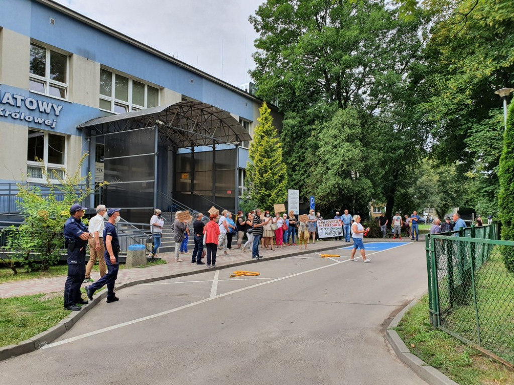 Otwarcie zmodernizowanych oddziałów w hrubieszowskim szpitalu. Protest przed budynkiem - ZDJĘCIA