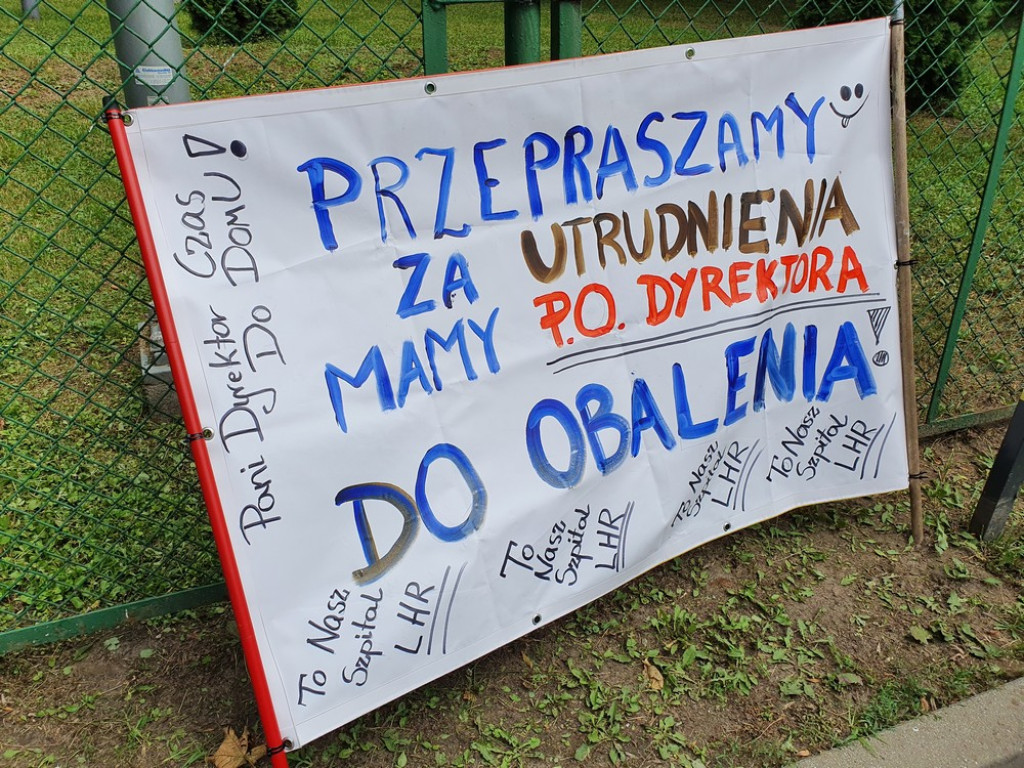 Otwarcie zmodernizowanych oddziałów w hrubieszowskim szpitalu. Protest przed budynkiem - ZDJĘCIA