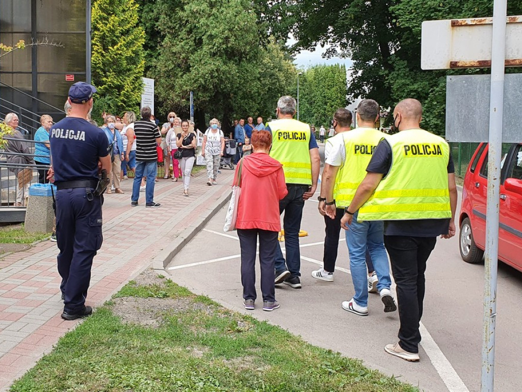 Otwarcie zmodernizowanych oddziałów w hrubieszowskim szpitalu. Protest przed budynkiem - ZDJĘCIA