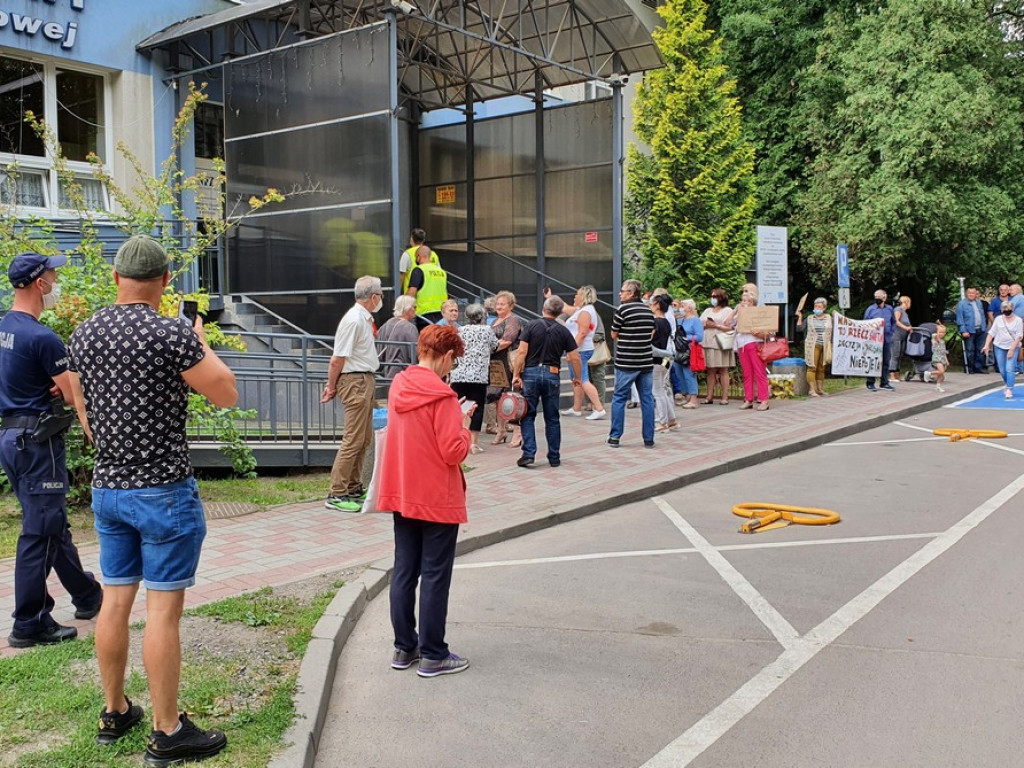 Otwarcie zmodernizowanych oddziałów w hrubieszowskim szpitalu. Protest przed budynkiem - ZDJĘCIA