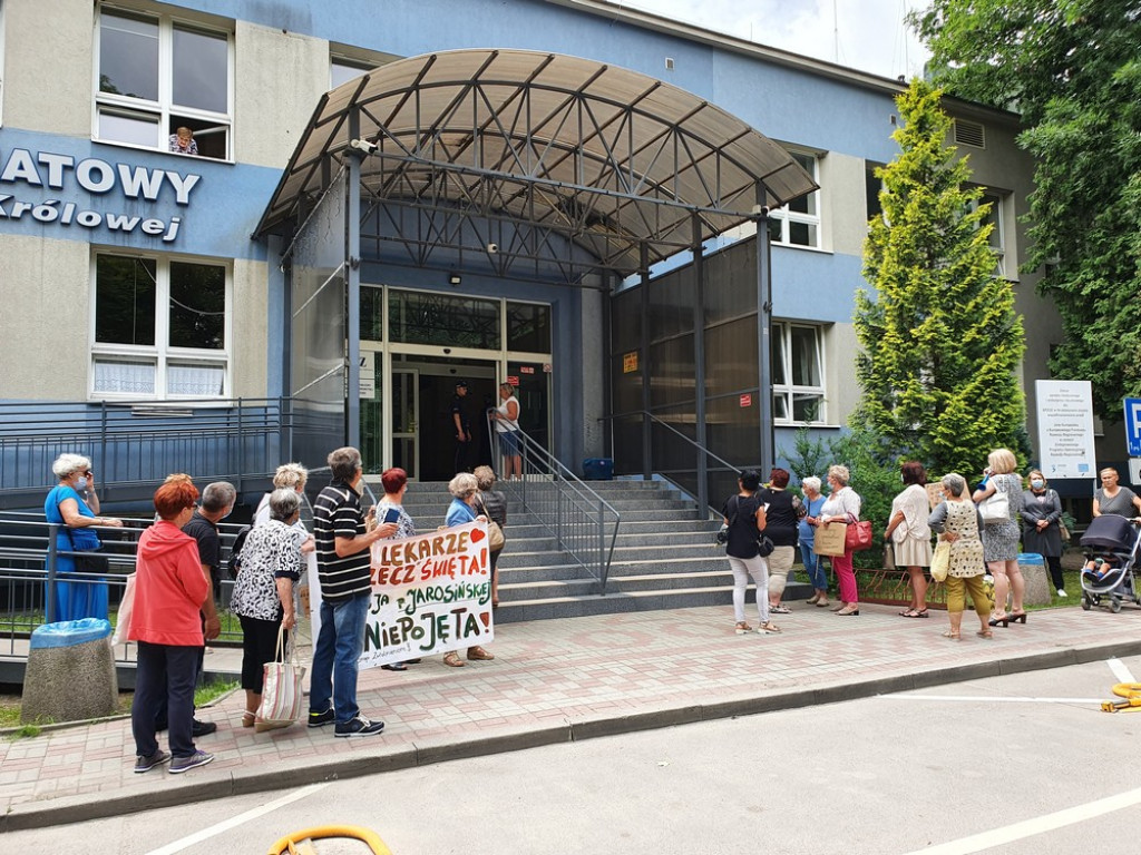 Otwarcie zmodernizowanych oddziałów w hrubieszowskim szpitalu. Protest przed budynkiem - ZDJĘCIA