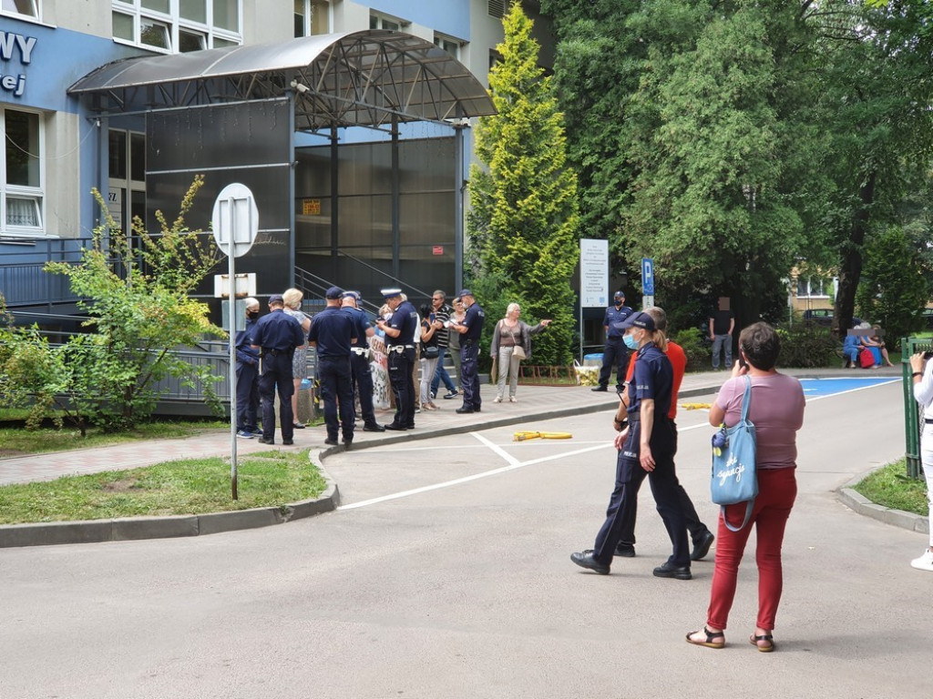 Otwarcie zmodernizowanych oddziałów w hrubieszowskim szpitalu. Protest przed budynkiem - ZDJĘCIA