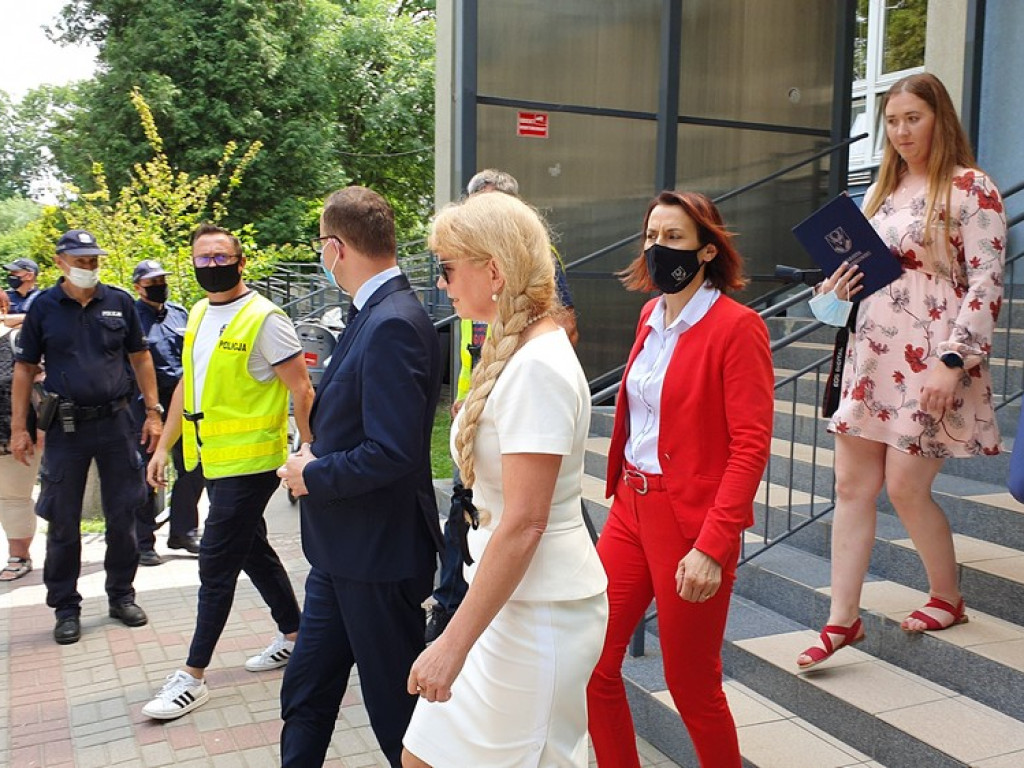 Otwarcie zmodernizowanych oddziałów w hrubieszowskim szpitalu. Protest przed budynkiem - ZDJĘCIA