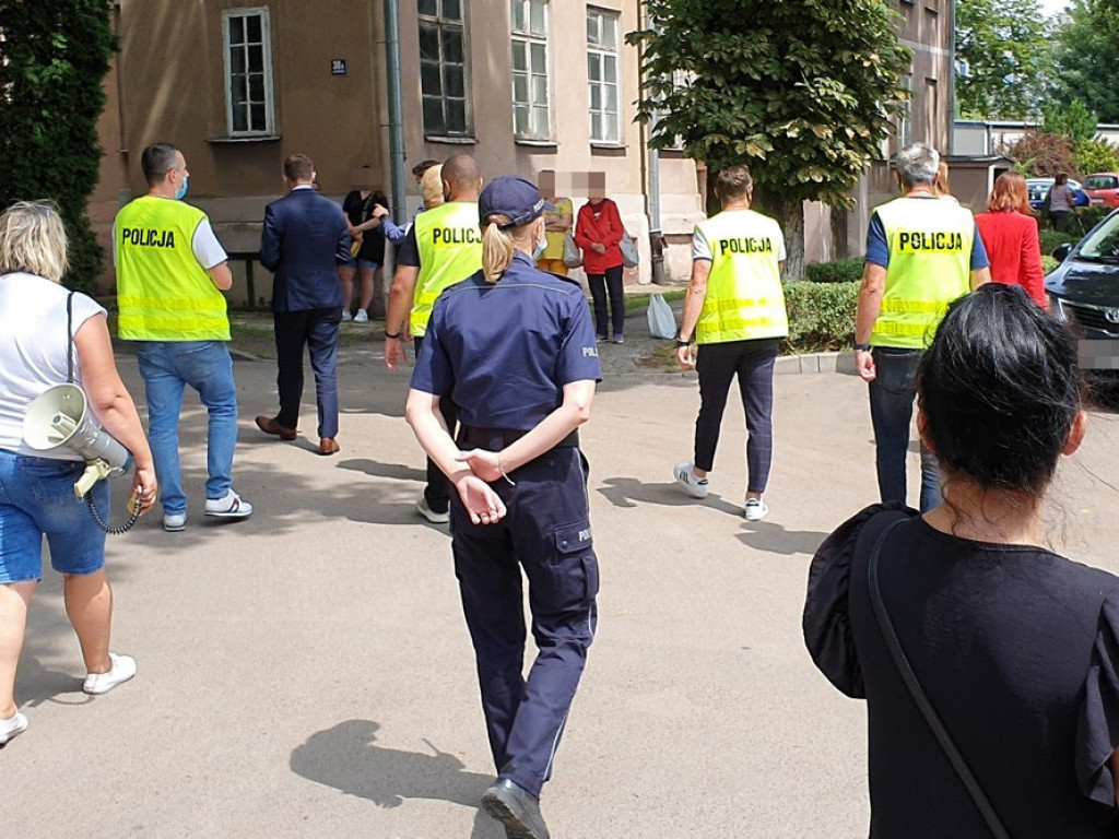 Otwarcie zmodernizowanych oddziałów w hrubieszowskim szpitalu. Protest przed budynkiem - ZDJĘCIA