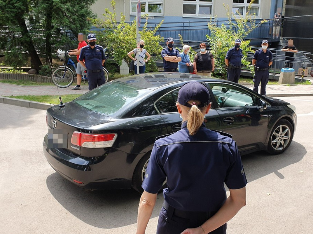 Otwarcie zmodernizowanych oddziałów w hrubieszowskim szpitalu. Protest przed budynkiem - ZDJĘCIA