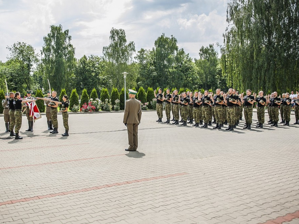 Ślubowanie rekordowo dużej liczby nowo przyjętych funkcjonariuszy NOSG - ZDJĘCIA