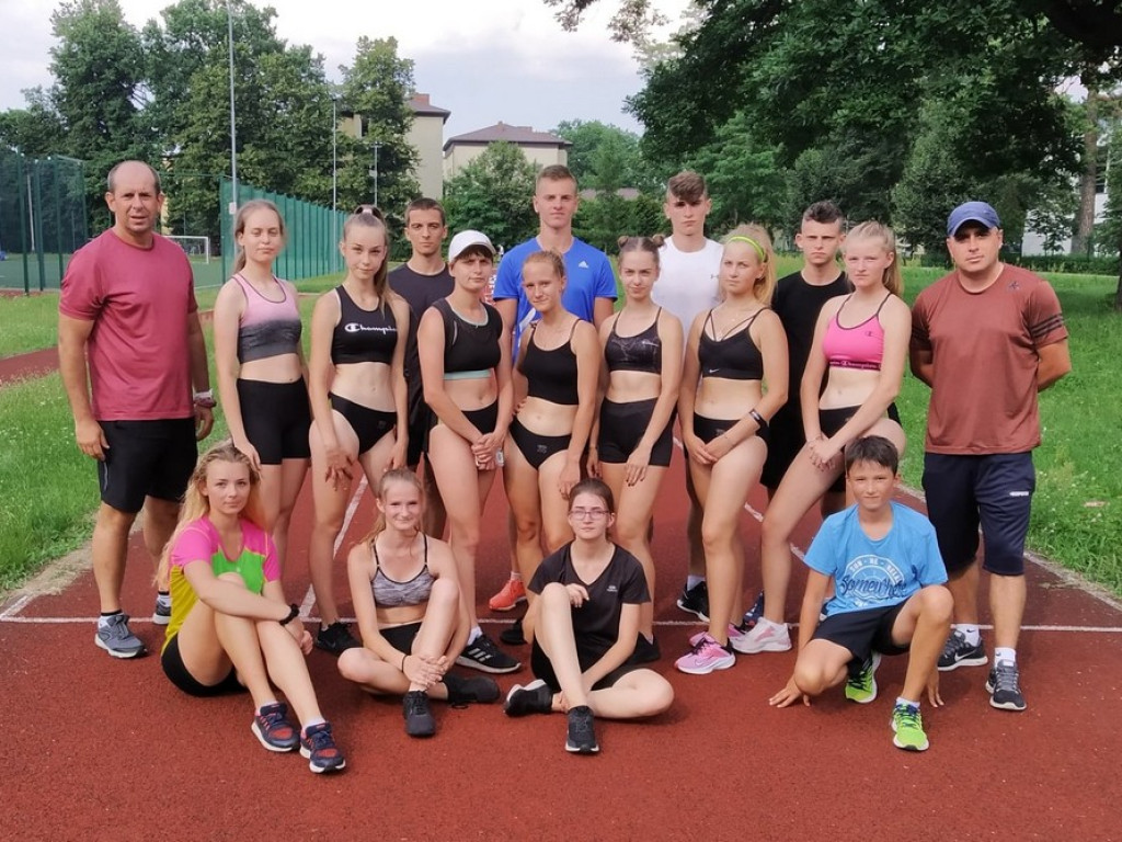 Lekkoatleci Unii Hrubieszów ze sponsorem i na obozie sportowym - ZDJĘCIA