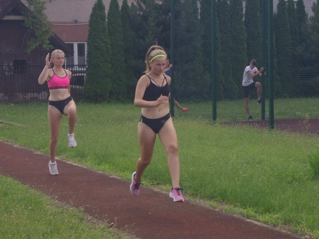 Lekkoatleci Unii Hrubieszów ze sponsorem i na obozie sportowym - ZDJĘCIA