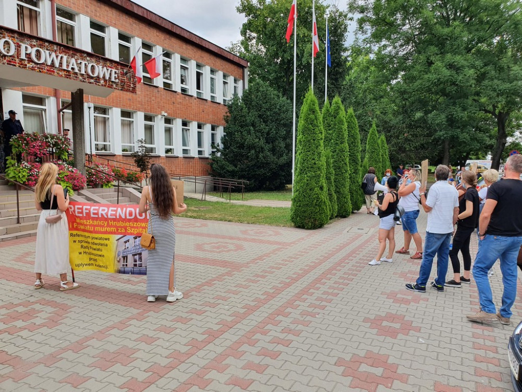 Hrubieszów: Manifestacja przeciwko działaniom zarządu powiatu - ZDJĘCIA, WIDEO