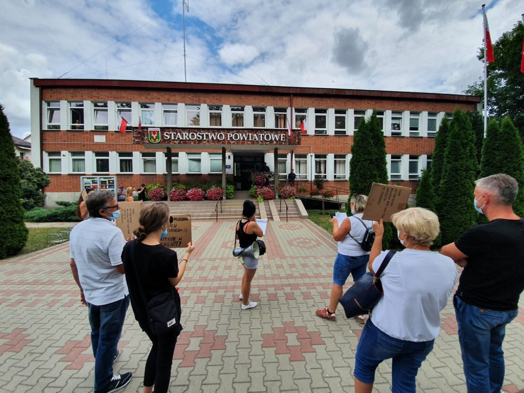 Hrubieszów: Manifestacja przeciwko działaniom zarządu powiatu - ZDJĘCIA, WIDEO