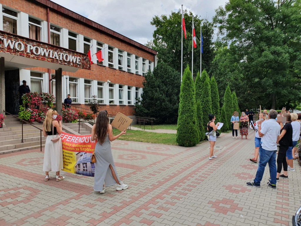 Hrubieszów: Manifestacja przeciwko działaniom zarządu powiatu - ZDJĘCIA, WIDEO