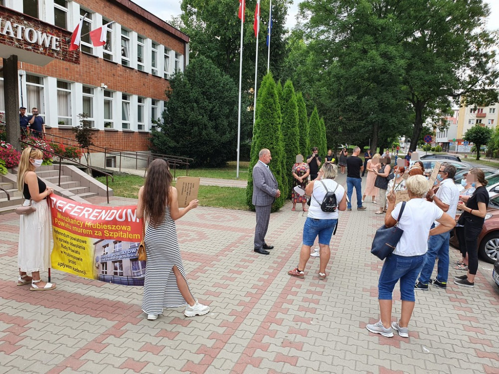Hrubieszów: Manifestacja przeciwko działaniom zarządu powiatu - ZDJĘCIA, WIDEO