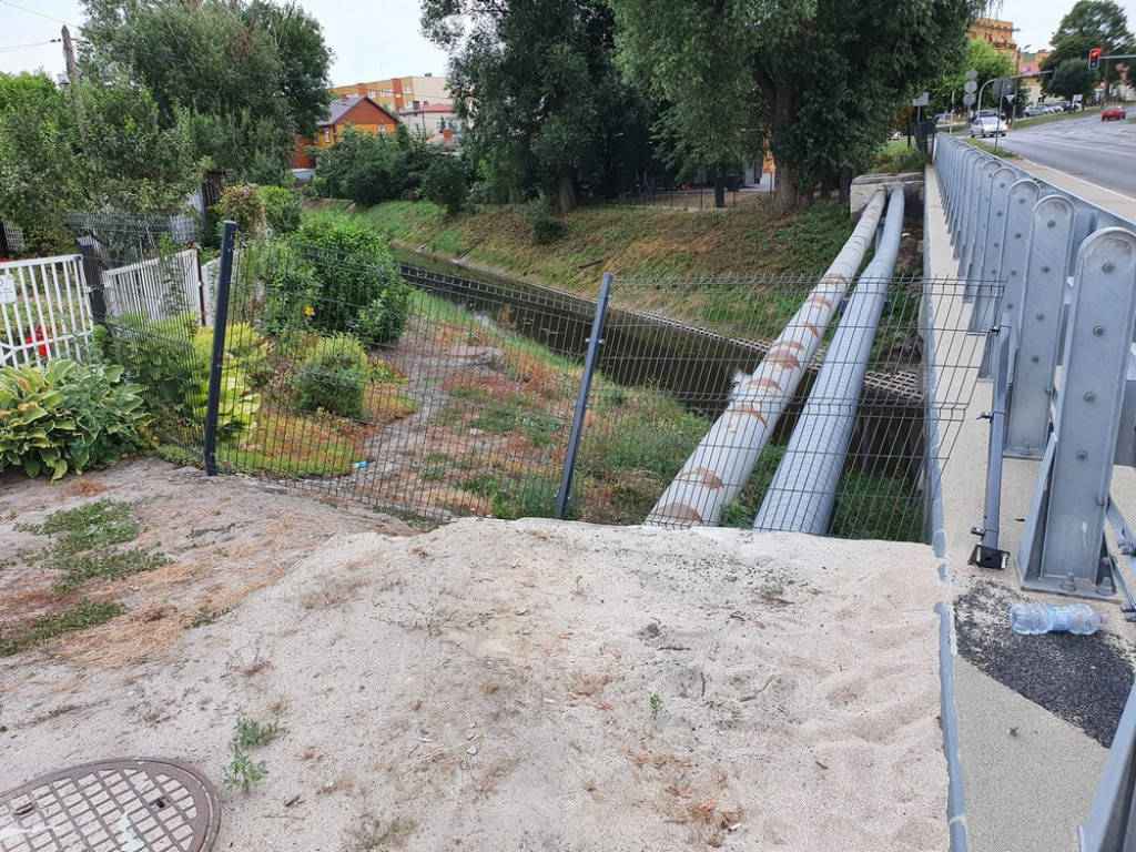 Hrubieszów: Zdemolowane ogrodzenie nowego mostu - ZDJĘCIA