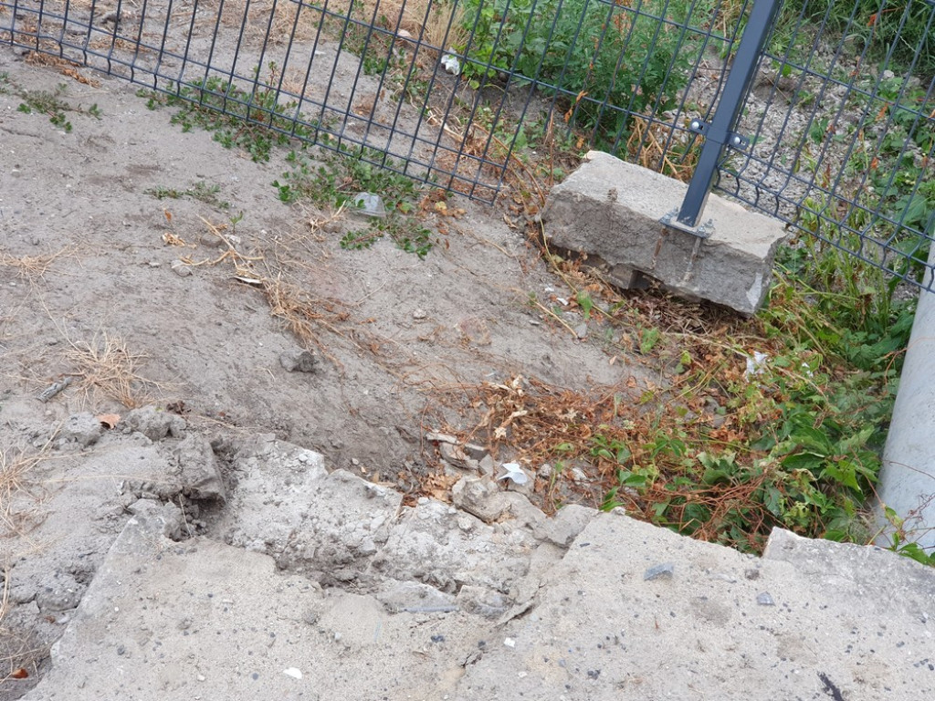 Hrubieszów: Zdemolowane ogrodzenie nowego mostu - ZDJĘCIA