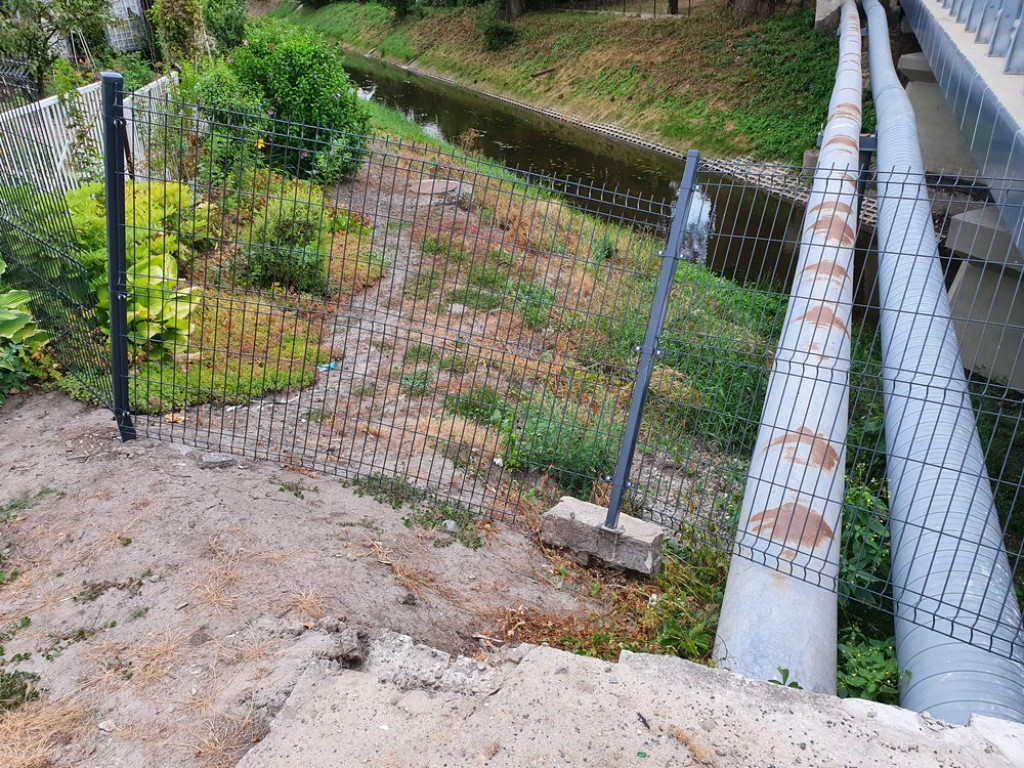 Hrubieszów: Zdemolowane ogrodzenie nowego mostu - ZDJĘCIA