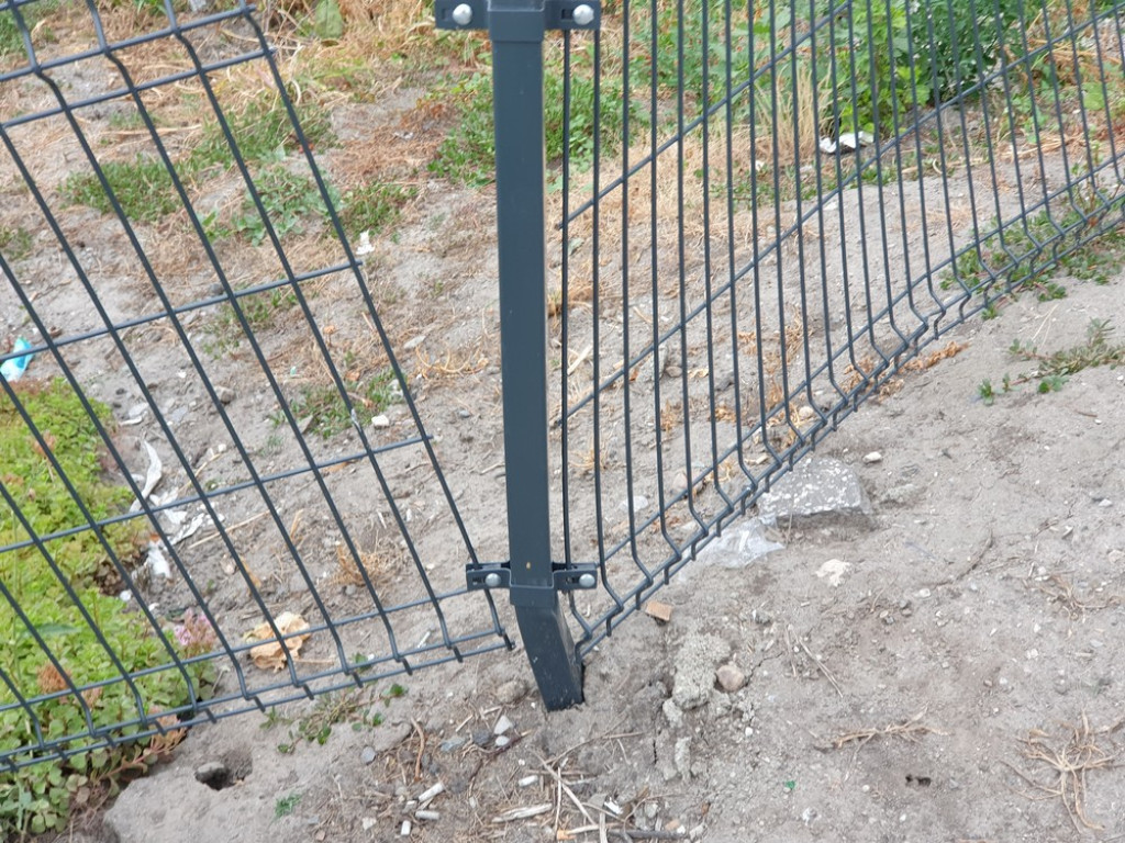 Hrubieszów: Zdemolowane ogrodzenie nowego mostu - ZDJĘCIA