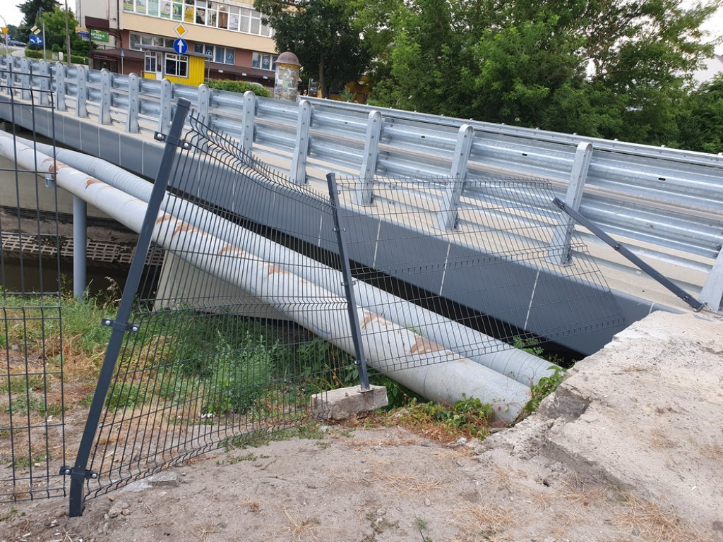Hrubieszów: Zdemolowane ogrodzenie nowego mostu - ZDJĘCIA